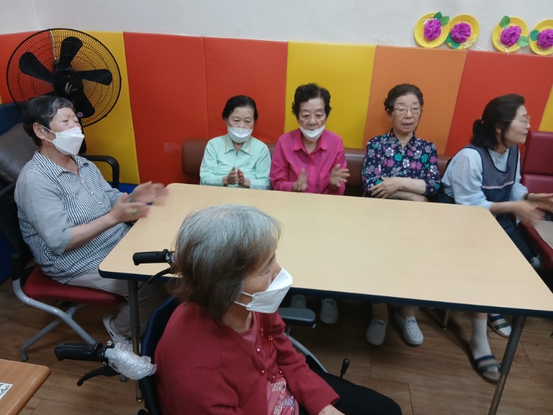 6.25 웃음치료4.jpg