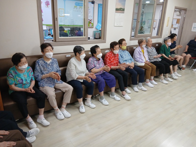 7.9 웃음치료2.jpg