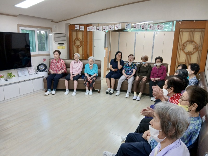 7.9 웃음치료3.jpg