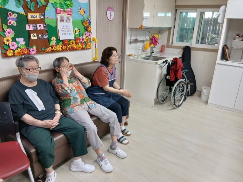 7.9 웃음치료4.jpg