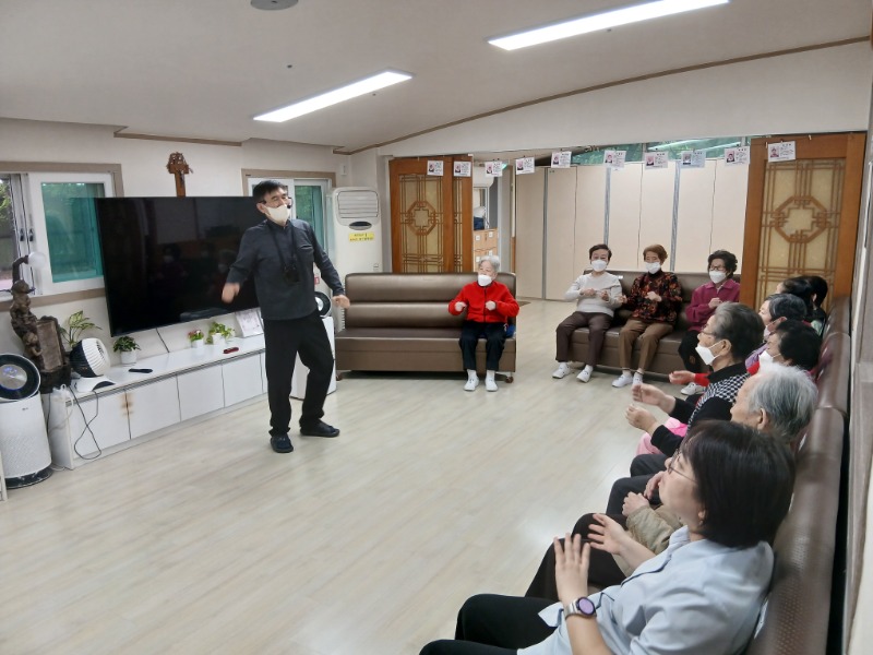 10.22 웃음치료(자원봉사)4.jpg