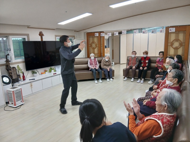 12.9 웃치2.jpg