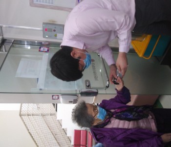 센터 입실 전 손소독 이미지